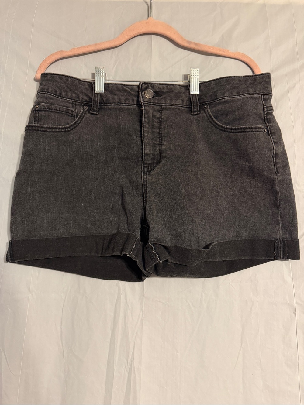 Time and Tru Women’s Black Denim Shorts Size 14 Mid Rise Cuffed Stretch